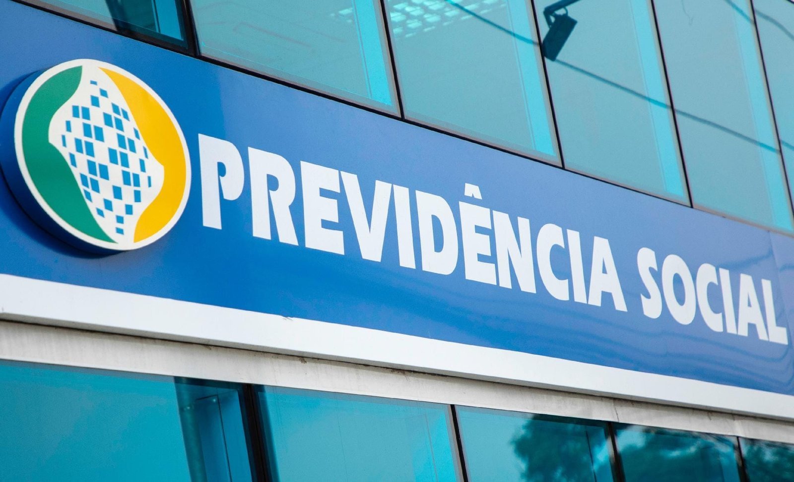 Associações vinculadas ao INSS registram repasses milionários a empresas parceiras